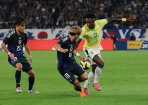 Vinicius Junior på bolden under kampen mellem Japan og Brasilien.
