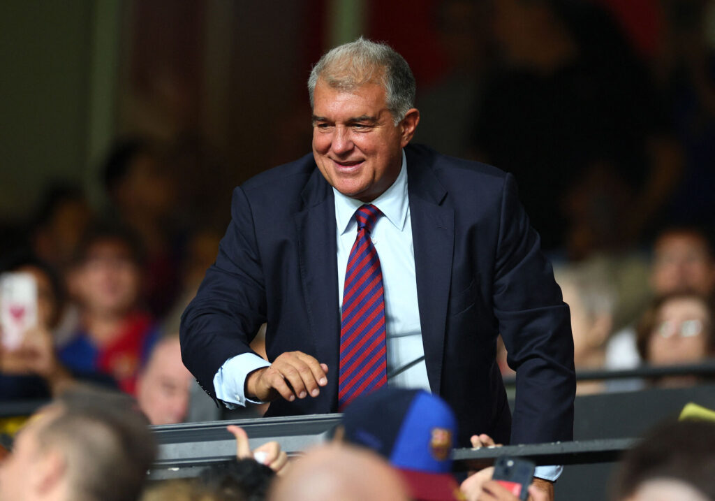 Joan Laporta hilser på nogle fans.