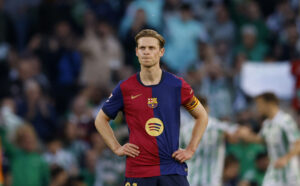 Frenkie De Jong med armene i siden.