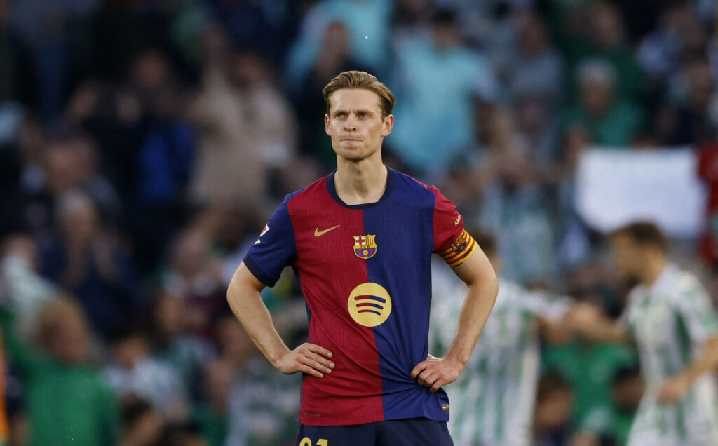 Frenkie de Jong med armene i siden.