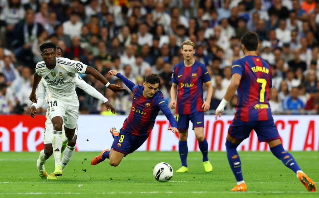 Pedri i en duel med Real Madrid Tchoumeni