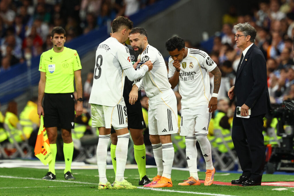 Dani Carvajal har bolden for fødderne.