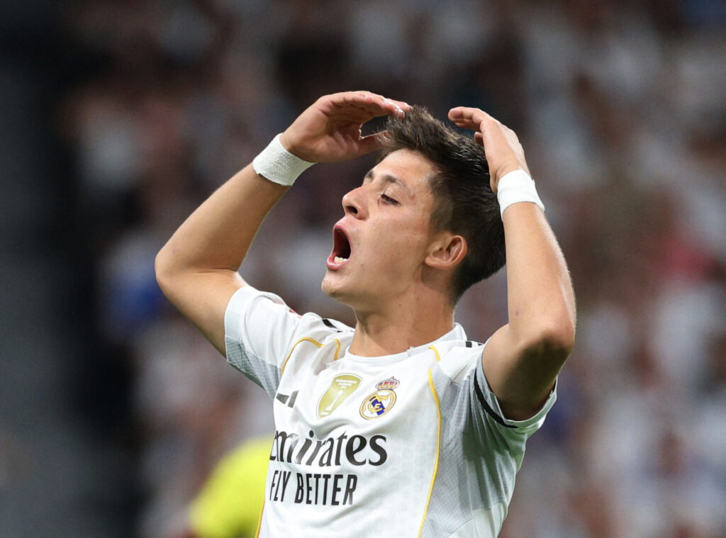 Arda Güler slår ud med armene under en kamp for Real Madrid