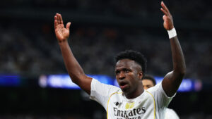 Vinicius Junior med to arme i vejret.