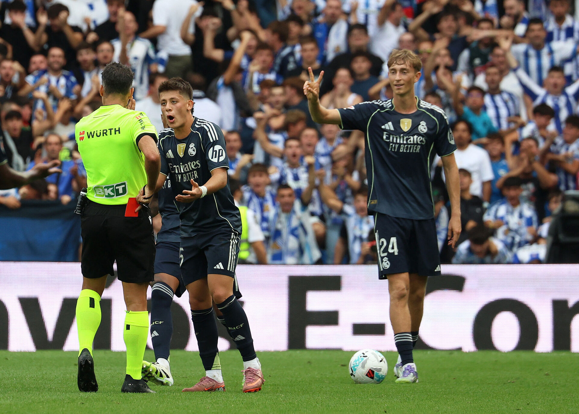 Dean Huijsen og Arda Guler brokker sig til dommeren.