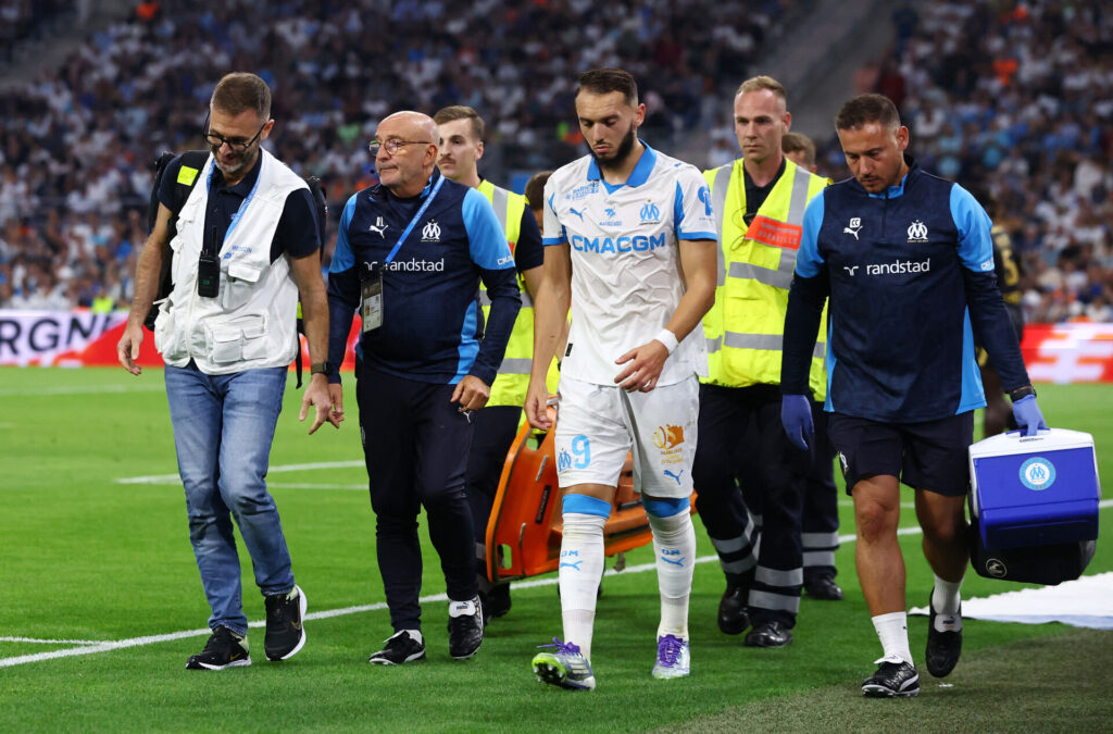 Amine Gouiri går fra banen.