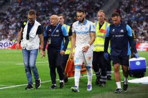 Amine Gouiri går fra banen.