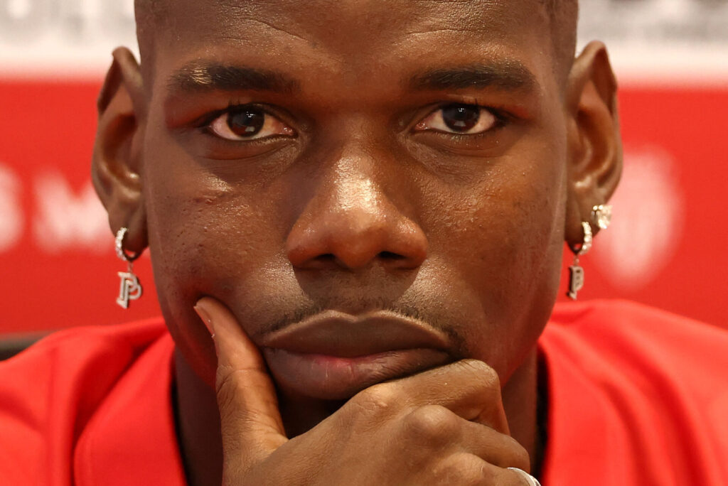 Paul Pogba stirrer ind i kameraet.