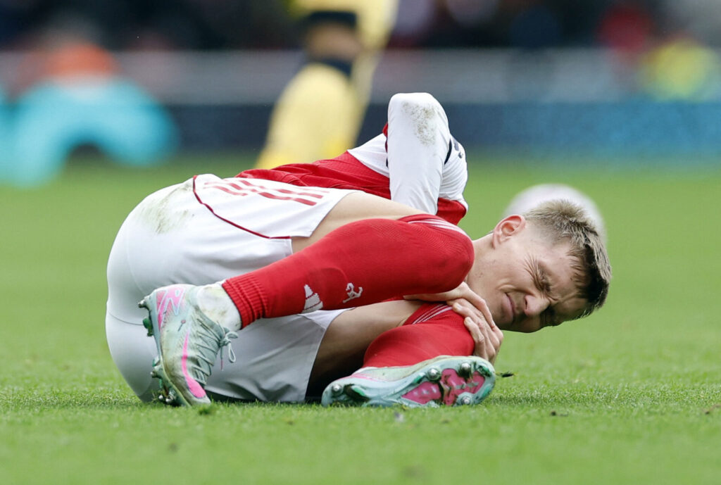 Martin Ødegaard i græsset efter en ledbåndsskade mod West Ham.