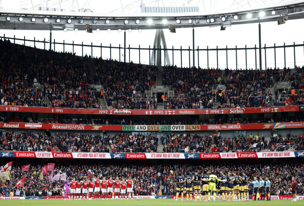 Emirates Stadium fyldt med fans.