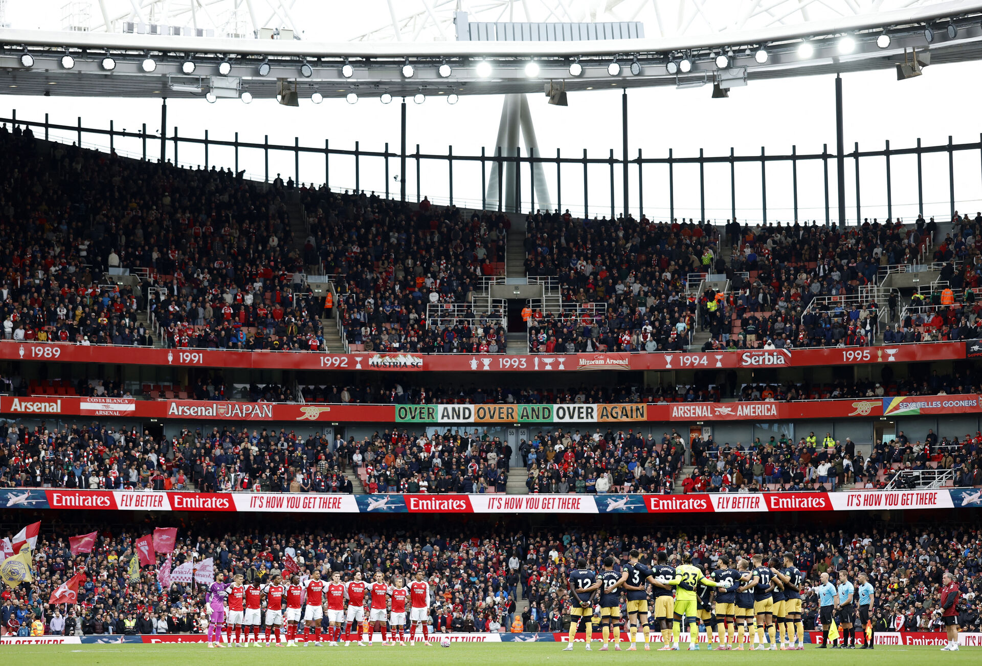 Emirates Stadium fyldt med fans.