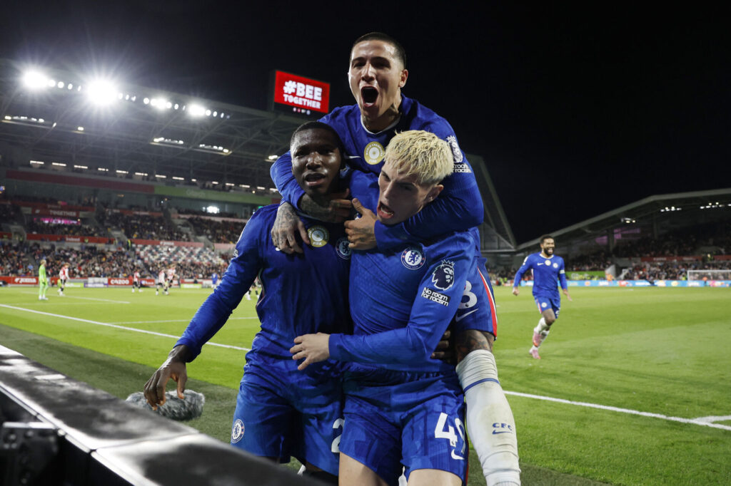 Enzo Fernandez, Alejandro Garnacho og Moises Caicedo fejrer en Chelsea-scoring