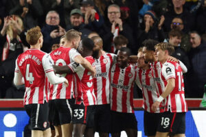 Brentford-spillerne jubler.