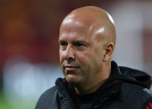 Arne Slot smiler skælmsk