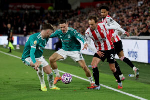 Mikkel Damsgaard dribler mod Liverpool-spillere.