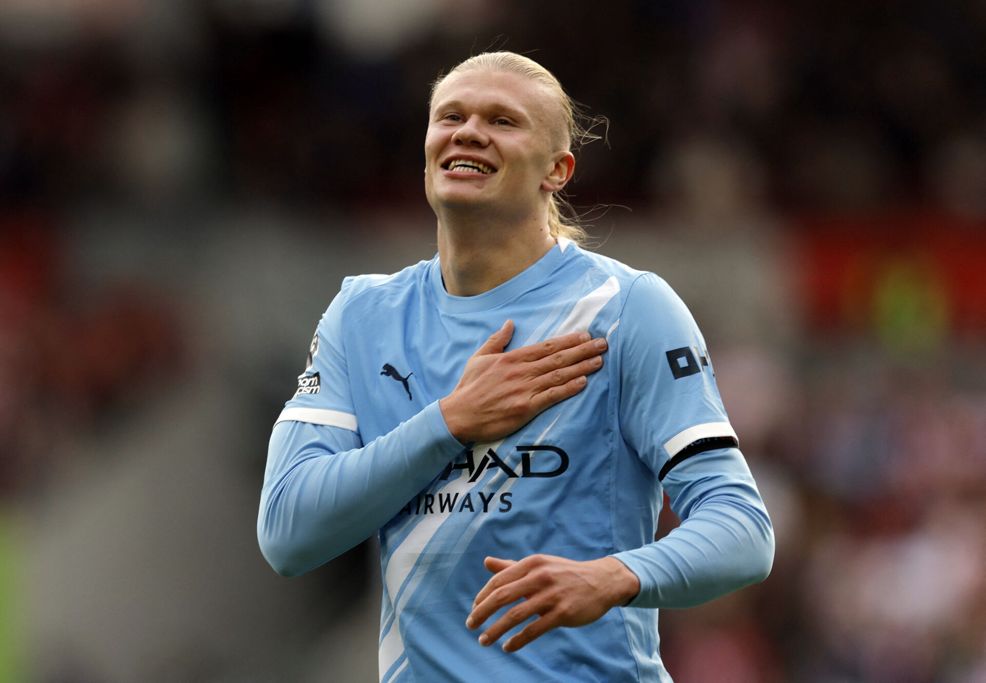 Erling Haaland klapper sig på brystet efter en scoring for Manchester City