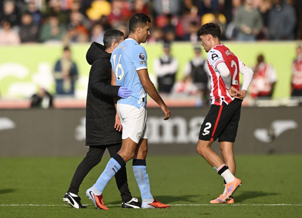 Rodri forlader banen under en kamp for Manchester City
