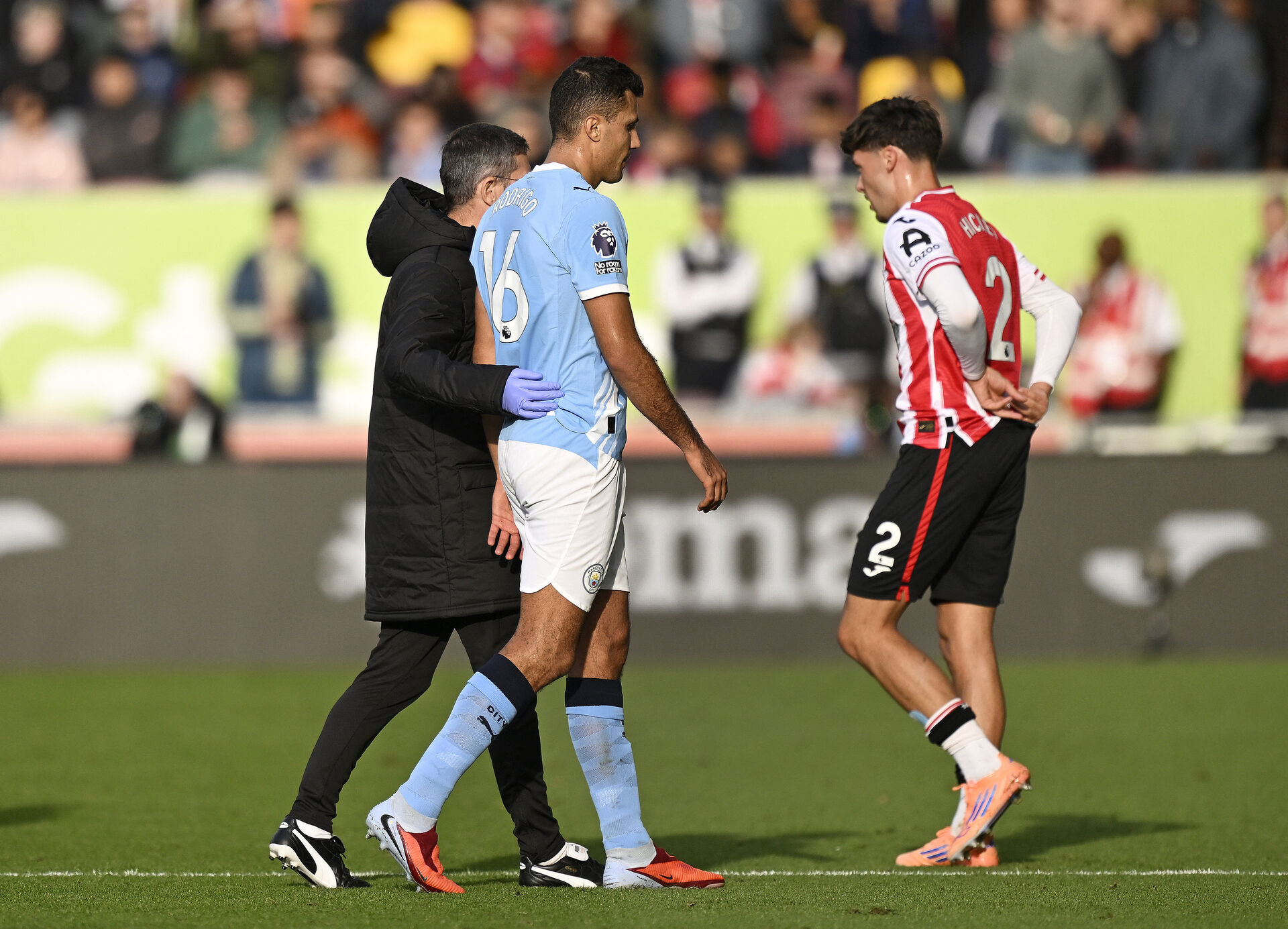Rodri forlader banen under en kamp for Manchester City