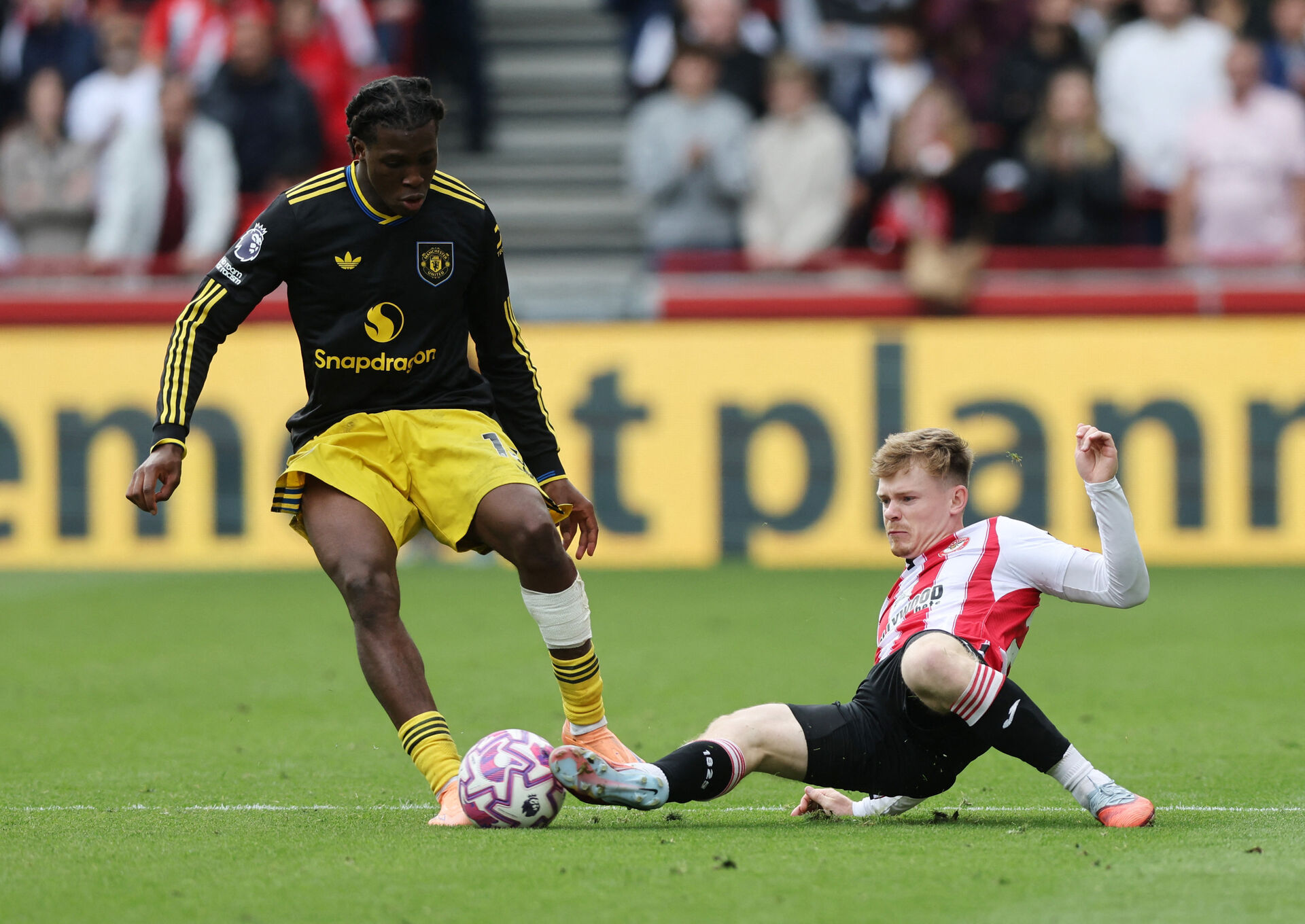 Patrick Dorgu bliver tacklet af Keane Lewis-Potter.