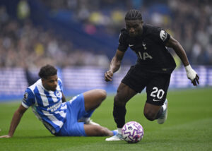 Mohammed Kudus dribler for Tottenham Hotspur