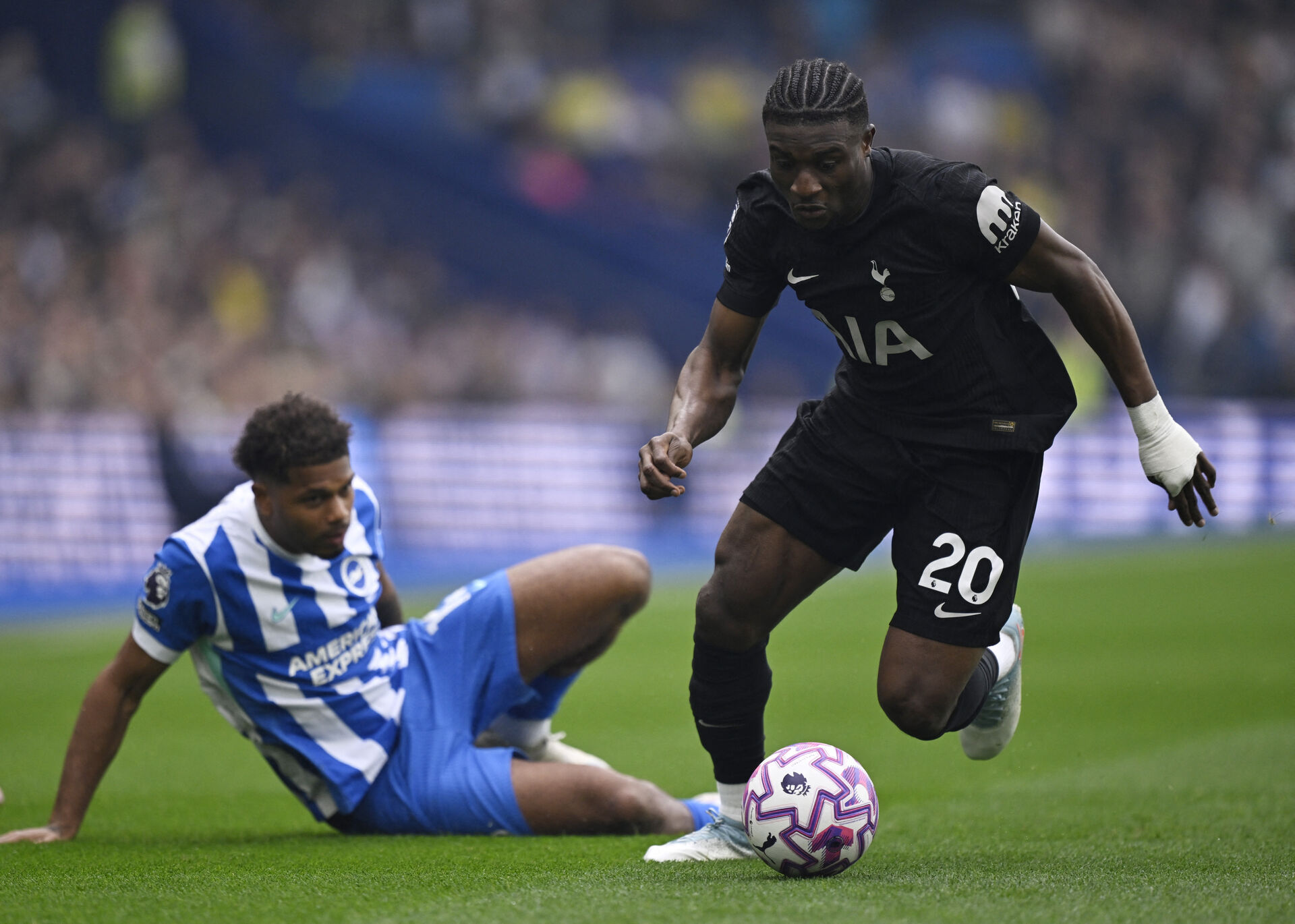 Mohammed Kudus dribler for Tottenham Hotspur