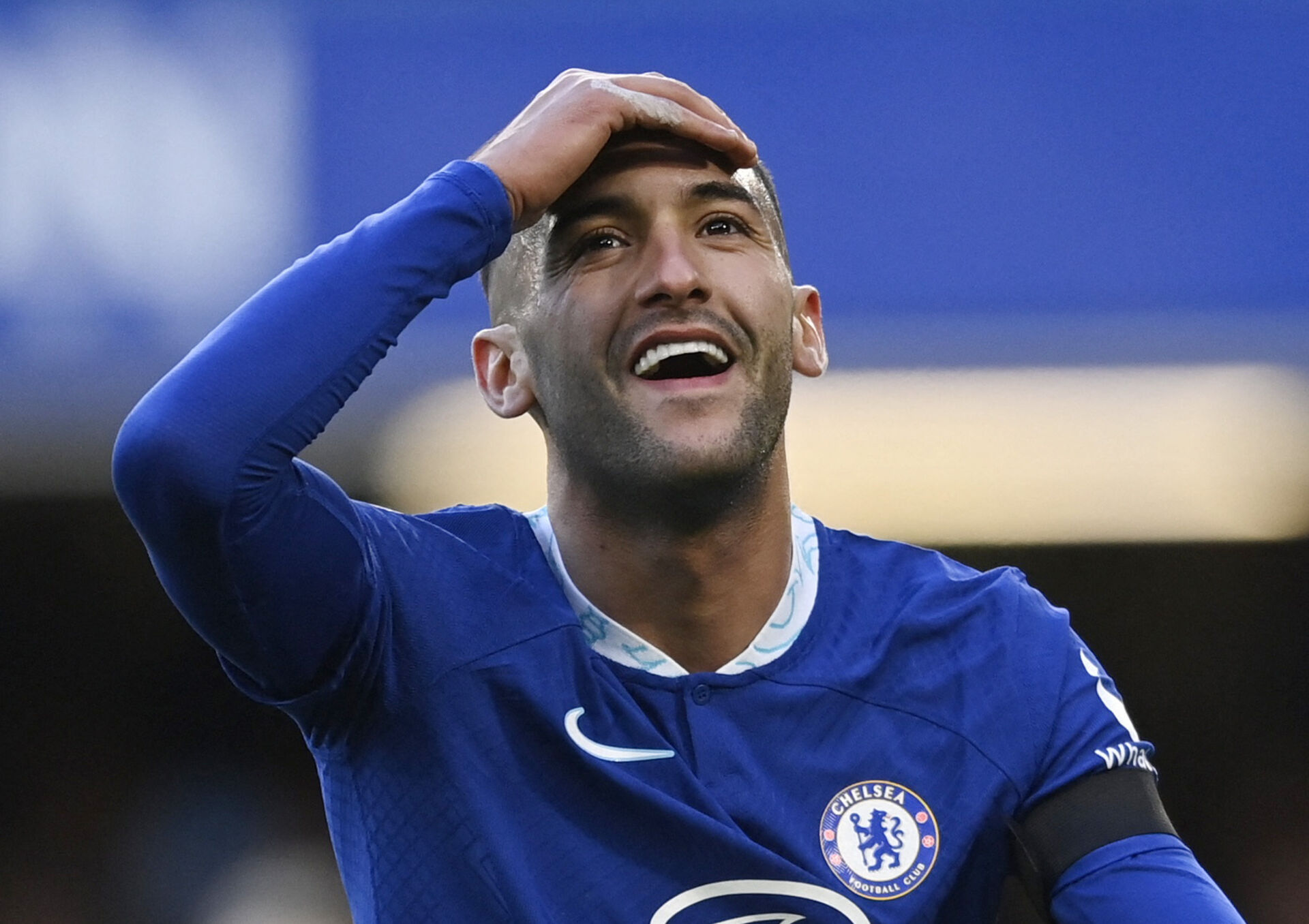 Hakim Ziyech tager sig til hovedet