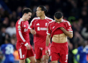 Liverpool-spillere efter nederlaget til Chelsea.