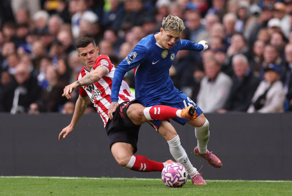 Granit Xhaka og Alejandro Garnacho i duel.