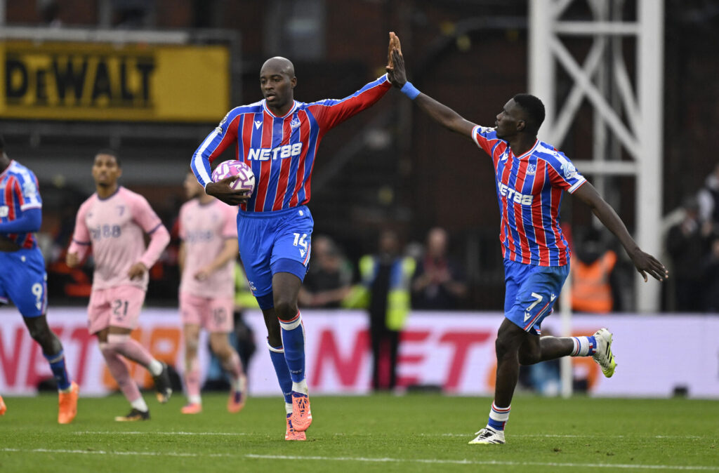 Jean-Philippe Mateta løber med bolden og giver en highfive.