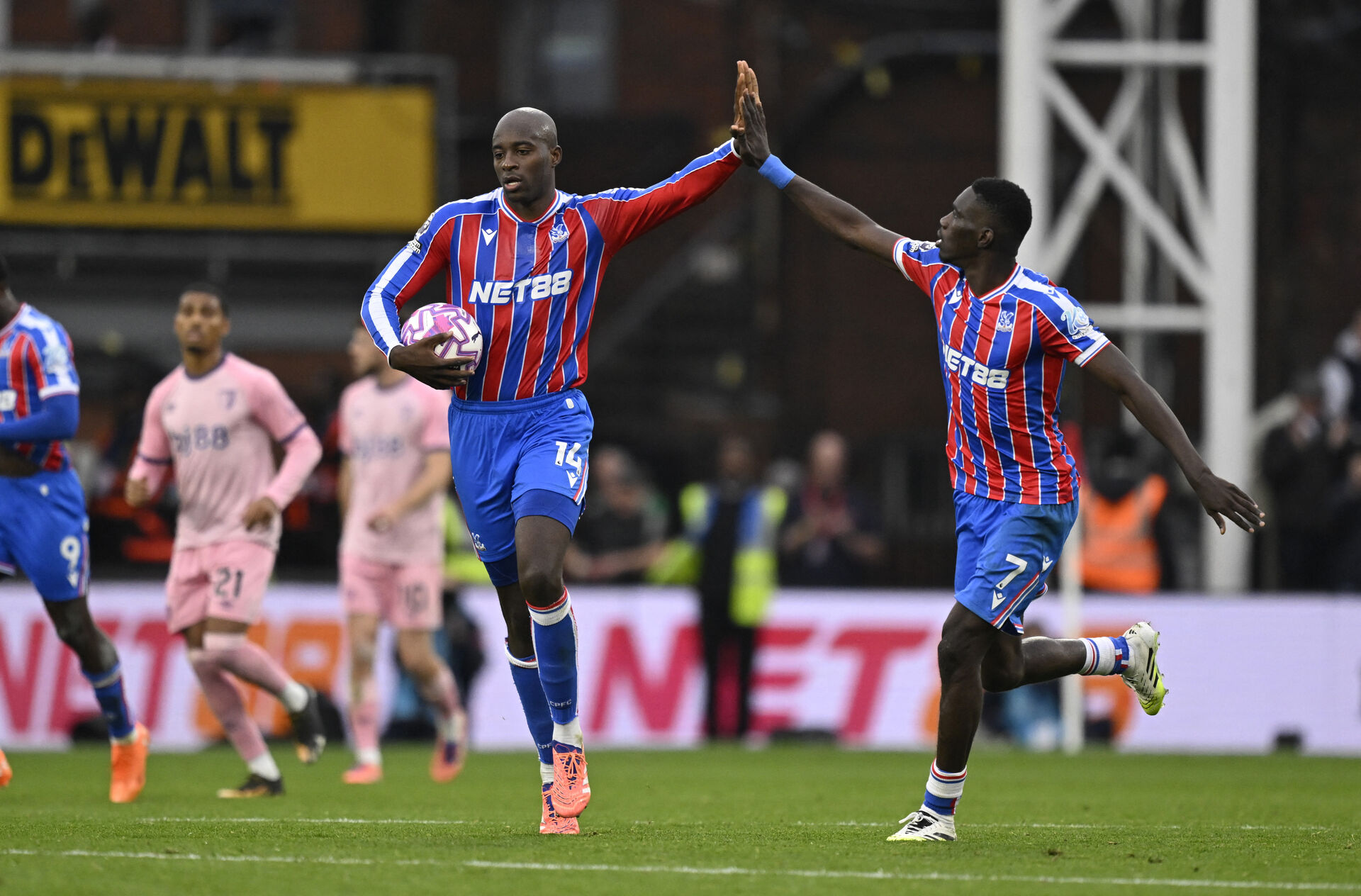 Jean-Philippe Mateta løber med bolden og giver en highfive.