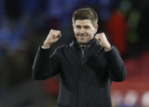 Steven Gerrard med knyttede næver.