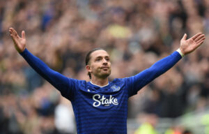 Jack Grealish rækker armene ud til siden efter en scoring for Everton