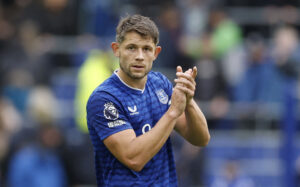 James Tarkowski klapper efter en kamp for Everton.