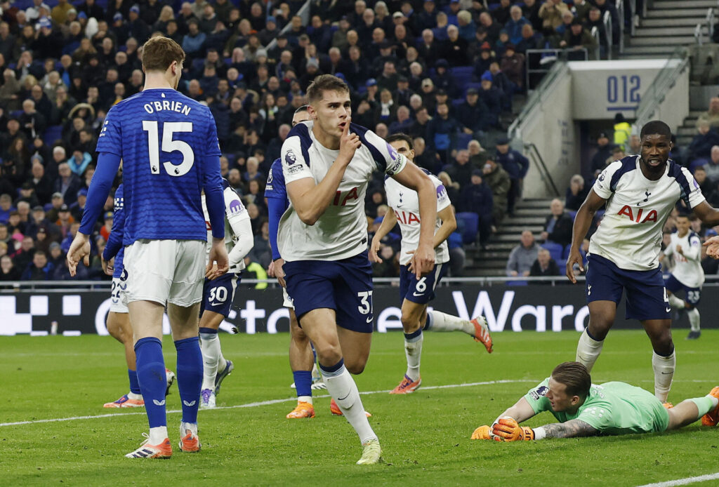 Micky van de Ven fejrer et mål for Tottenham mod Everton.