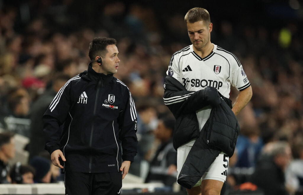 Joachim Andersen går fra banen for Fulham.