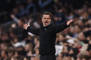 Marco Silva slår ud med armene.