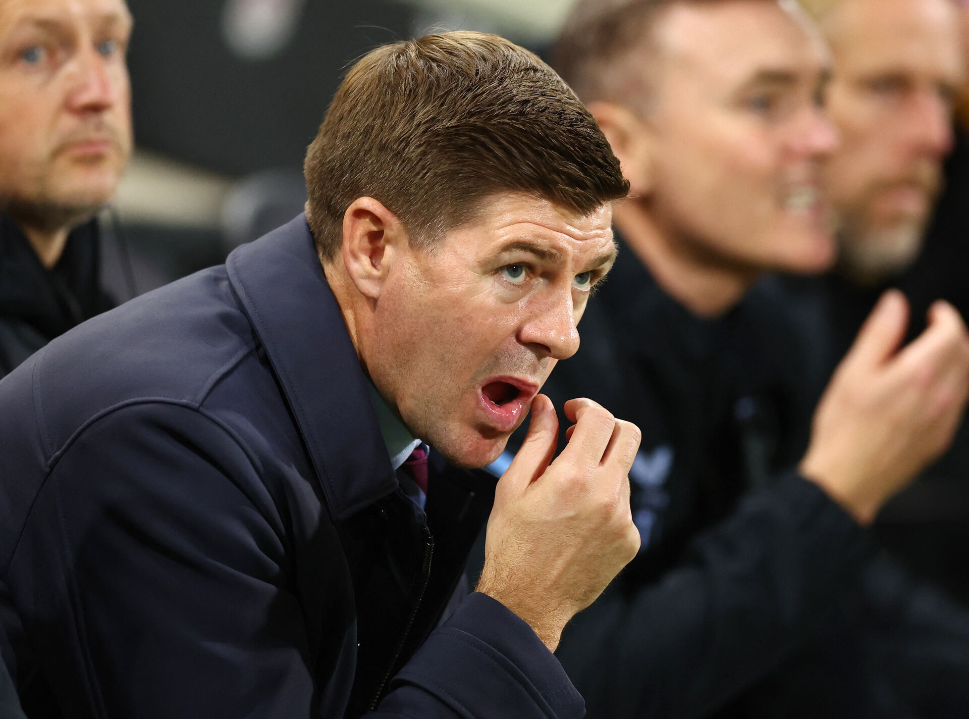 Steven Gerrard tager sig til munden på udskiftiningsbænken.