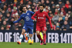 Marc Cucurella i duel med Liverpools Mohamed Salah.
