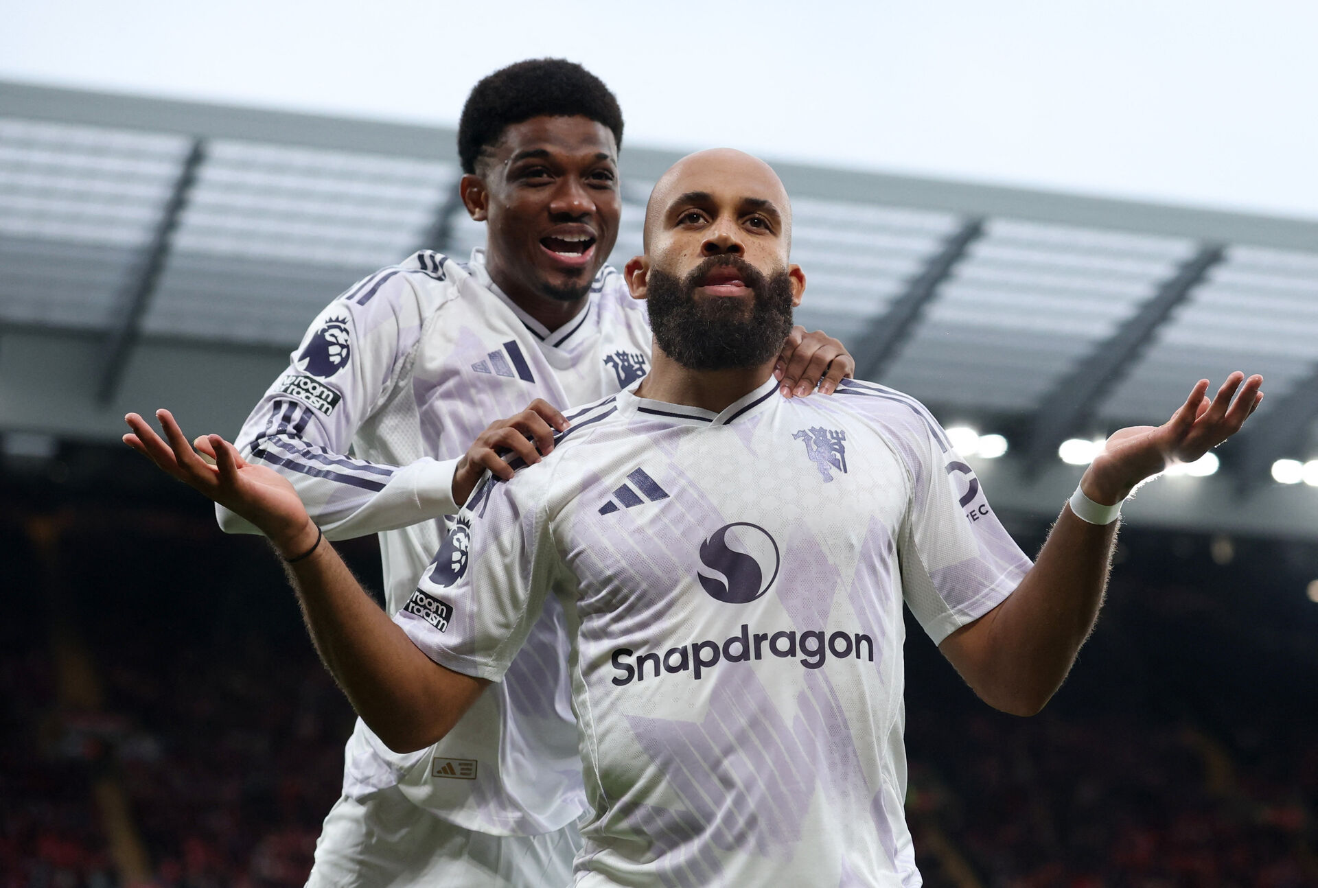 Bryan Mbeumo fejrer et mål mod Liverpool for Manchester United.