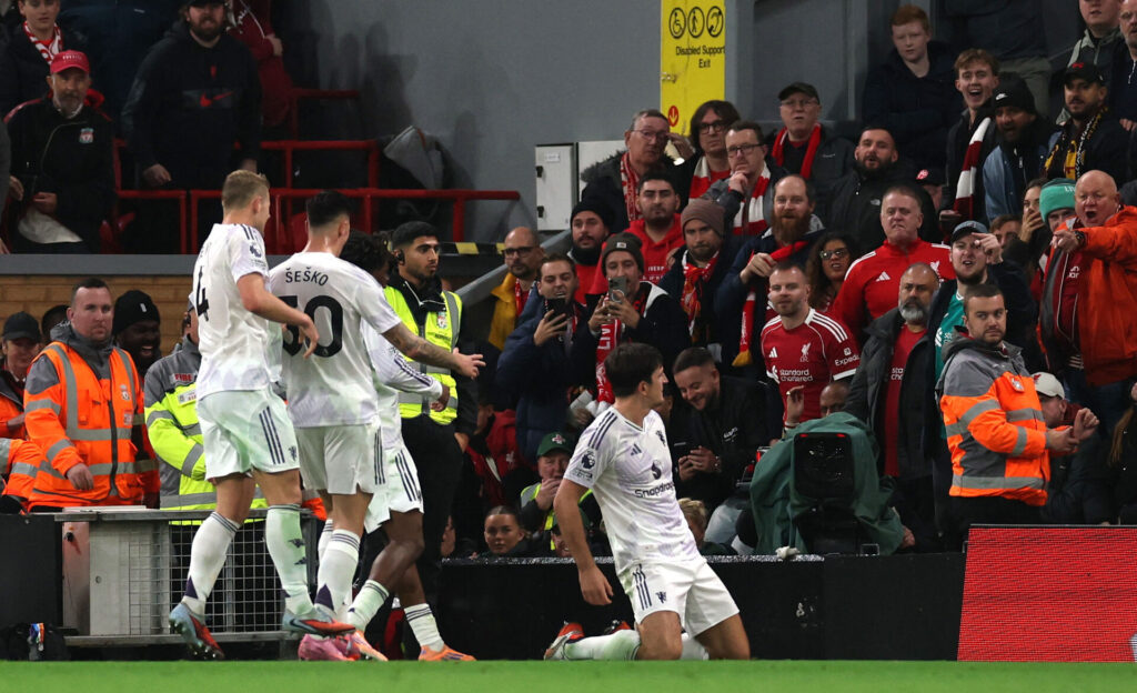 Harry Maguire fejrer et mål mod Liverpool.