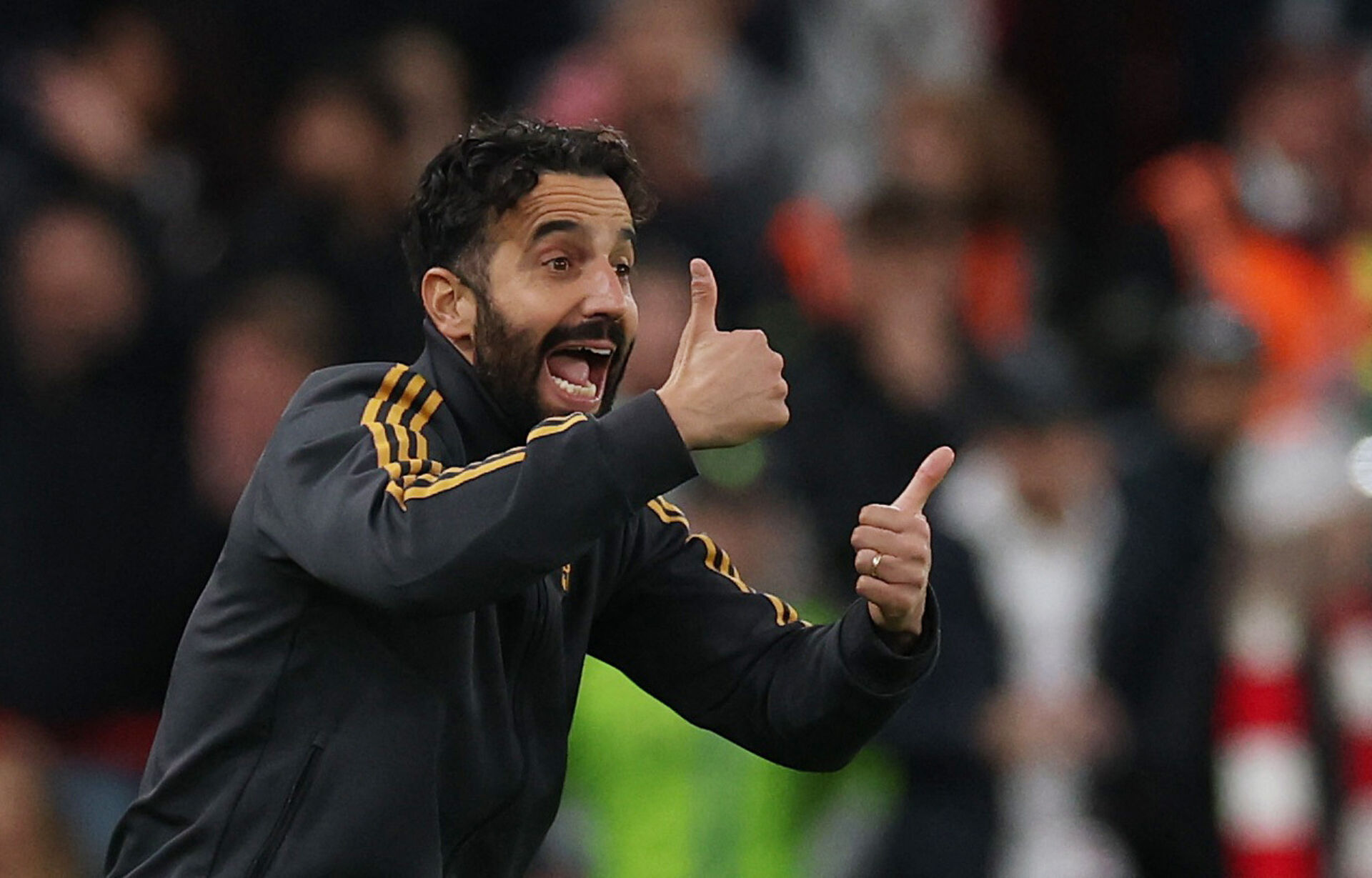 Ruben Amorim gestikulerer med to fingre.