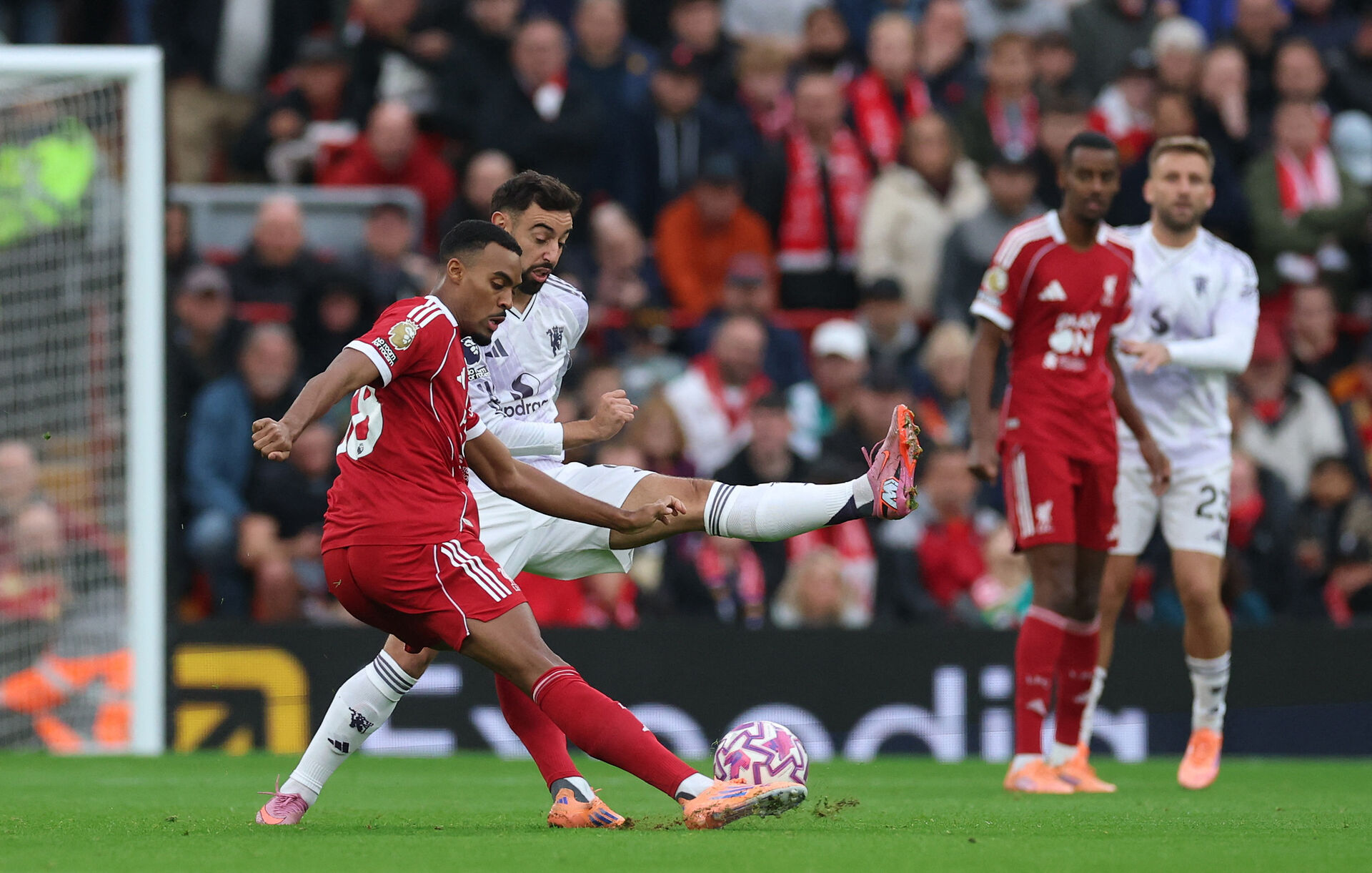 Ryan Gravenberch sparker til bolden.