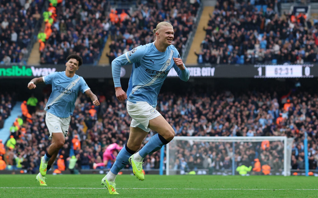 Erling Haaland fejrer et mål for Manchester City.