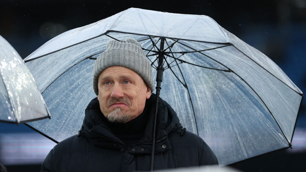 Peter Schmeichel under en paraply