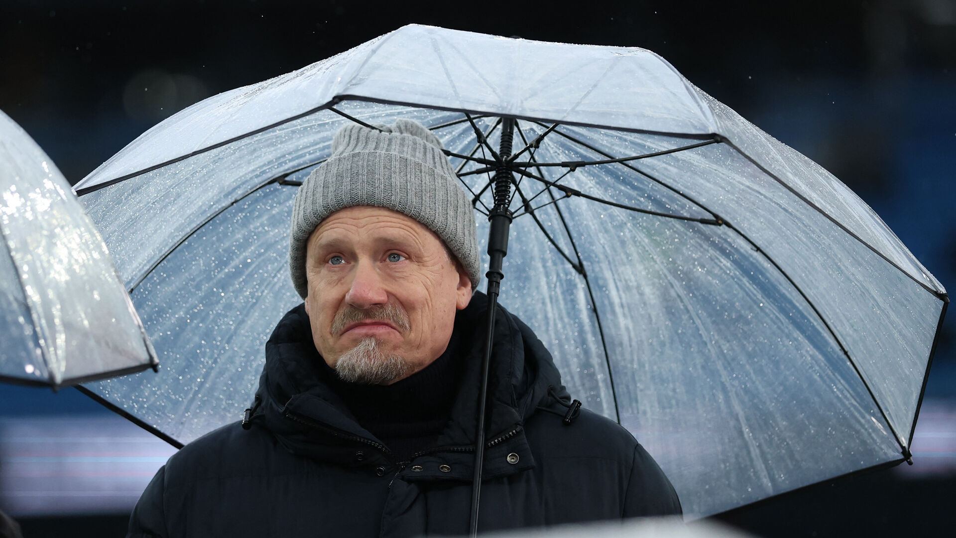 Peter Schmeichel under en paraply