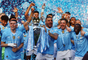 Kyle Walker holder Premier League-trofæet foran sine holdkammerater fra Manchester City,