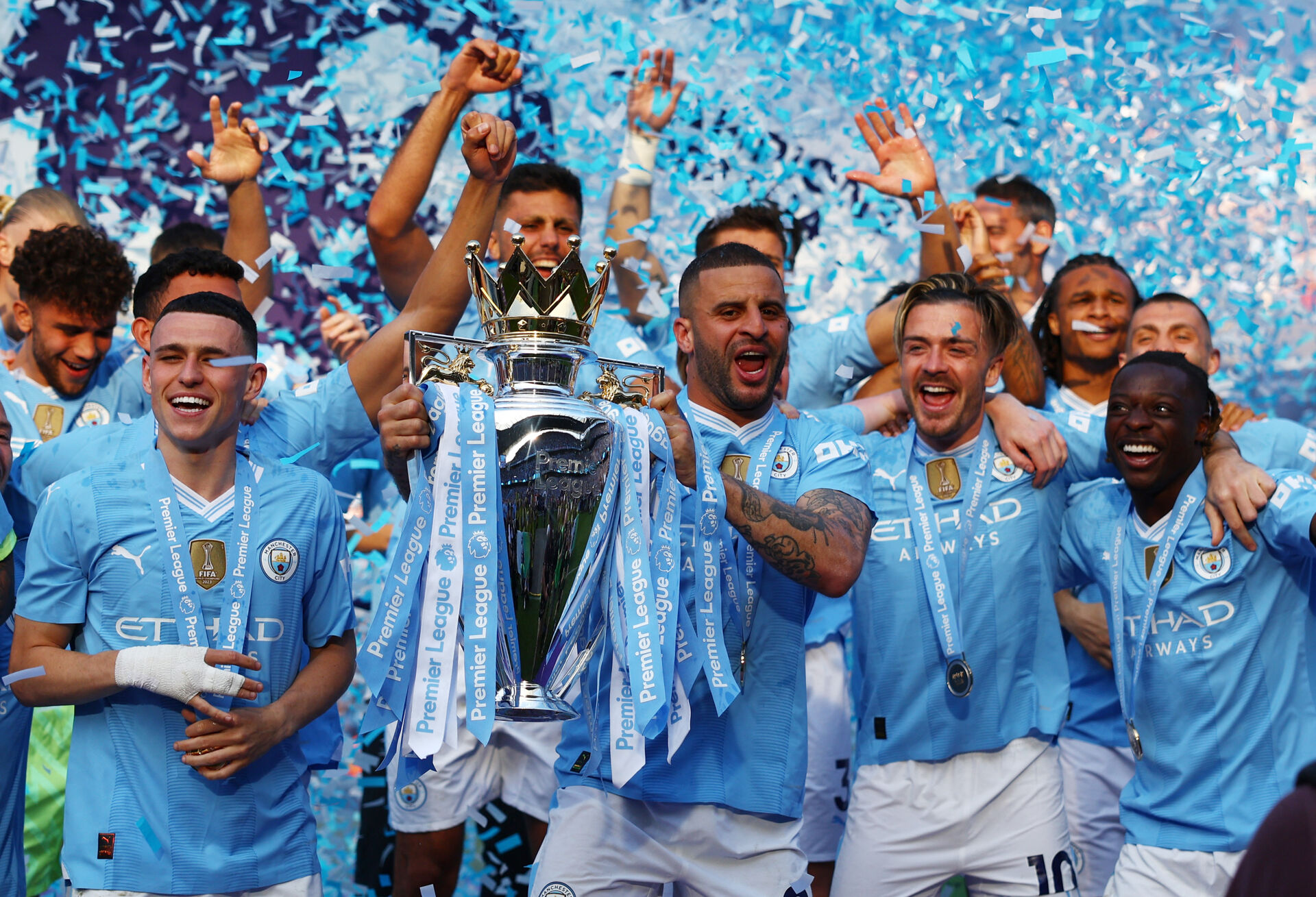 Kyle Walker holder Premier League-trofæet foran sine holdkammerater fra Manchester City,