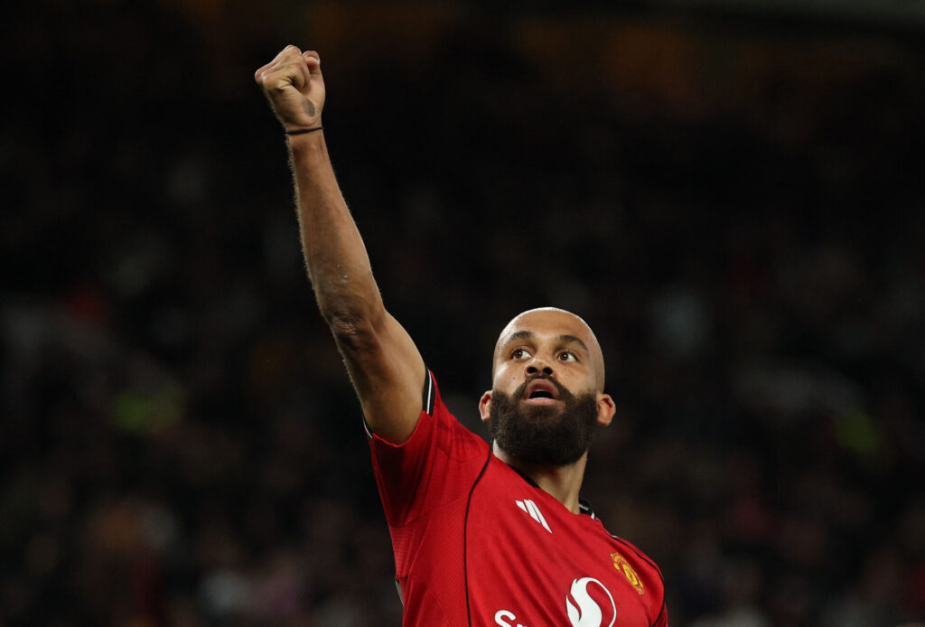 Bryan Mbeumo har en knyttet næve i vejret.