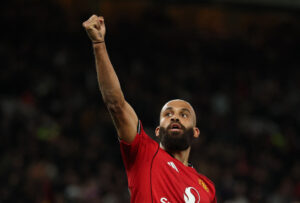 Bryan Mbeumo har en knyttet næve i vejret.