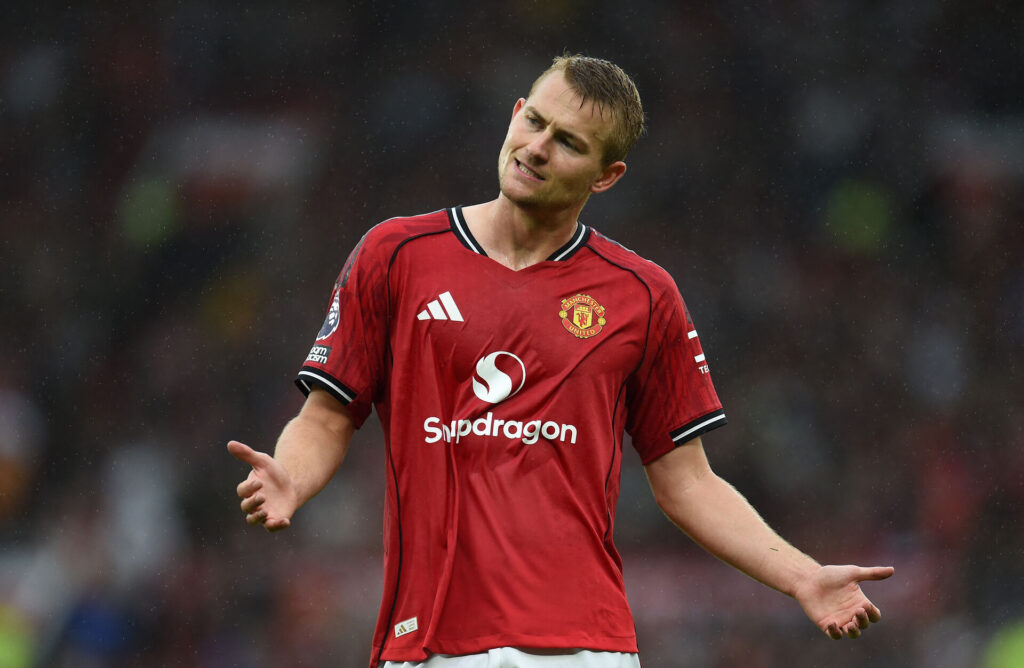 Matthijs de Ligt står med hovedet på skrå og trækker på skuldrene.